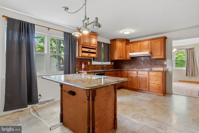 13 VILLAGE AVE, Marlton, NJ 08053