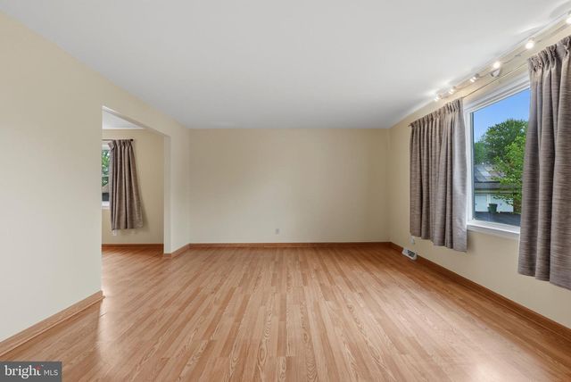 13 VILLAGE AVE, Marlton, NJ 08053