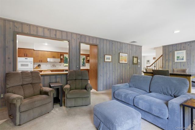 23 Woodhull Road, East Setauket, NY 11733