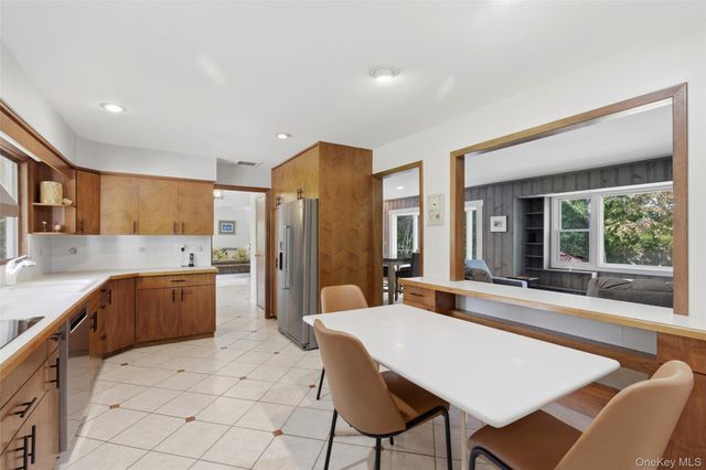23 Woodhull Road, East Setauket, NY 11733