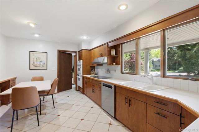 23 Woodhull Road, East Setauket, NY 11733