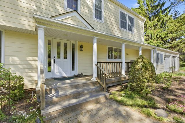 23 Woodhull Road, East Setauket, NY 11733