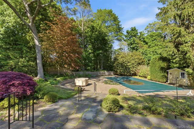 23 Woodhull Road, East Setauket, NY 11733