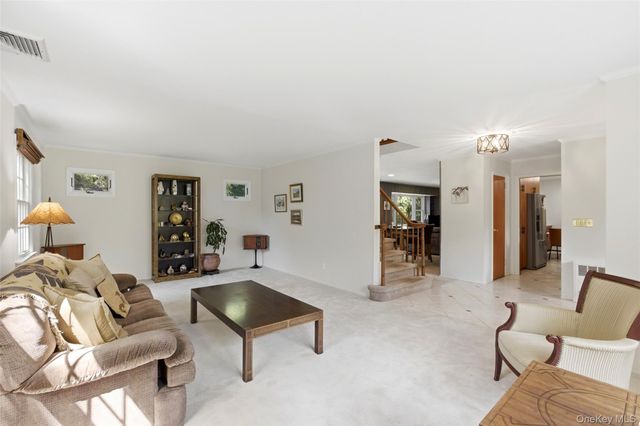 23 Woodhull Road, East Setauket, NY 11733