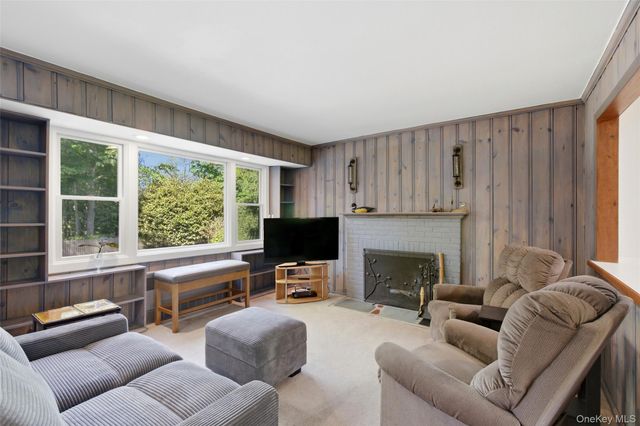 23 Woodhull Road, East Setauket, NY 11733
