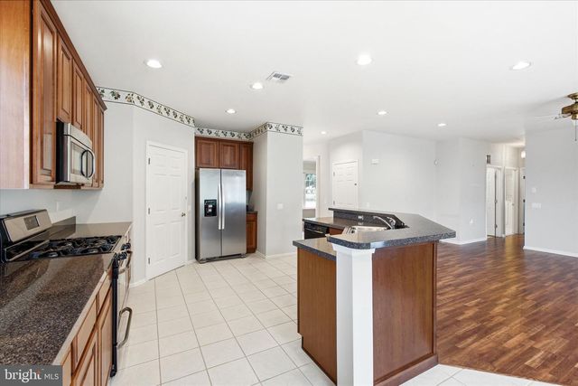 6 VALLEY STREAM PL, Barnegat, NJ 08005