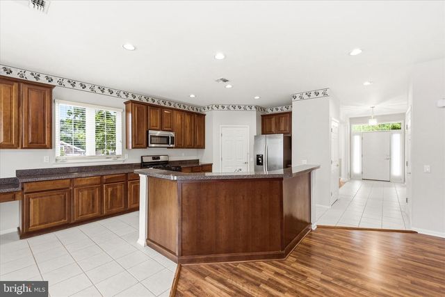 6 VALLEY STREAM PL, Barnegat, NJ 08005