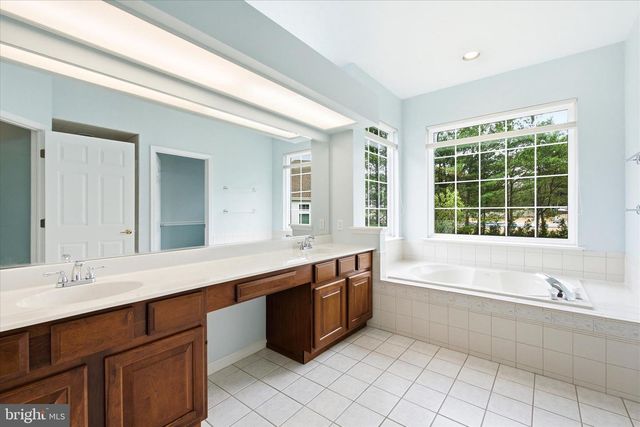 6 VALLEY STREAM PL, Barnegat, NJ 08005