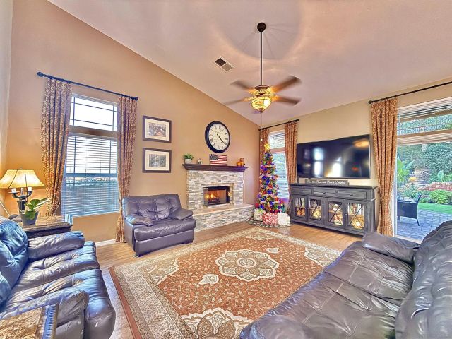 1623 Swallow Dr, El Cajon, CA 92020