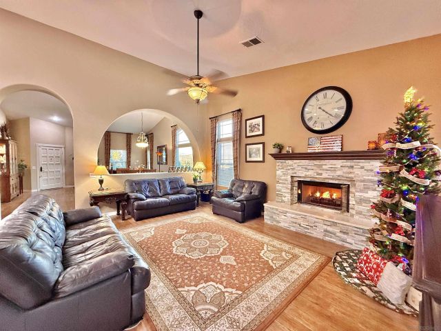 1623 Swallow Dr, El Cajon, CA 92020