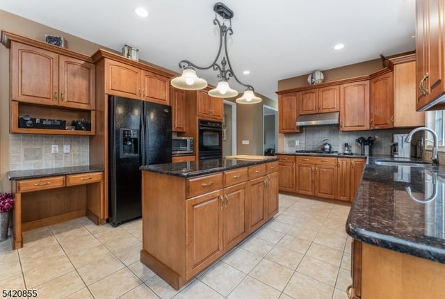 7 General Morgan Lane, Lebanon Twp., NJ 08826