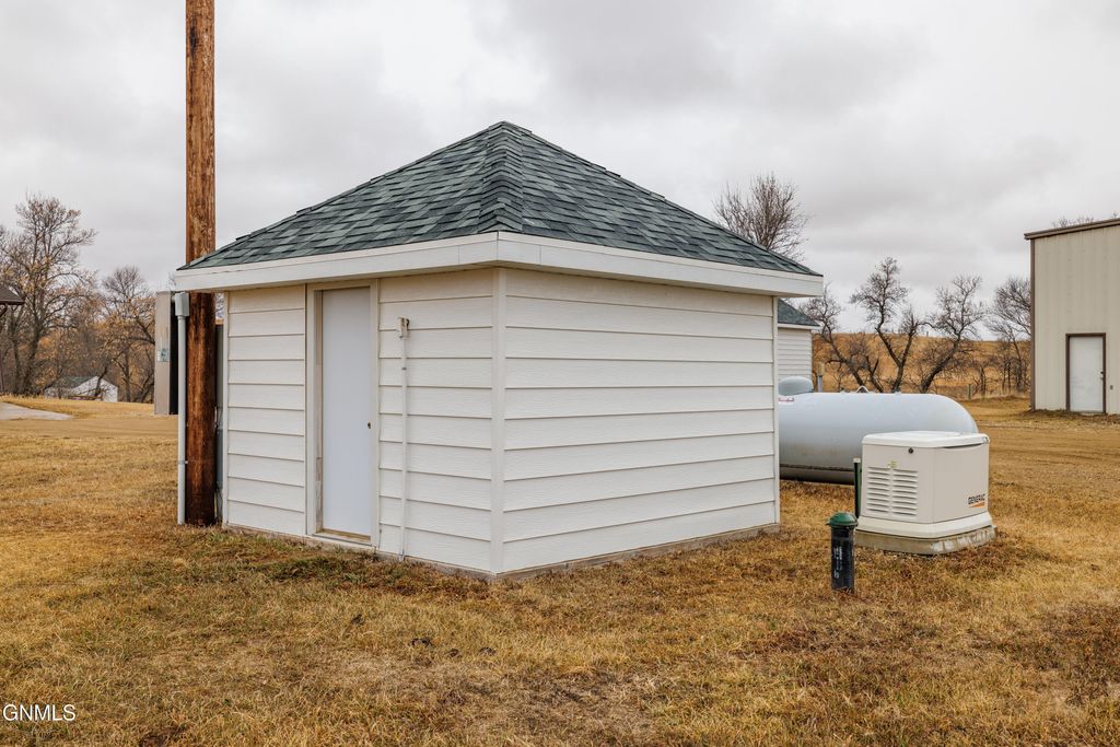 1402 57th Avenue SW, Beulah, ND 58523 photo 5