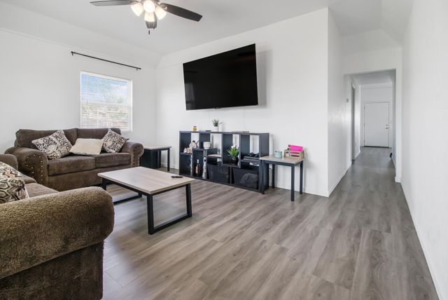 1682 E Foster Drive, Tulare, CA 93274