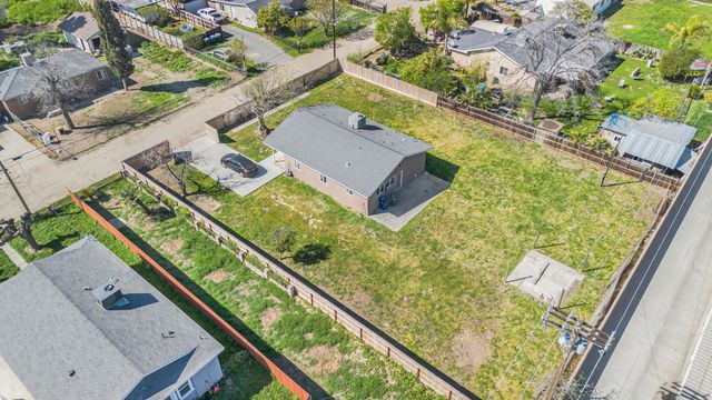 1682 E Foster Drive, Tulare, CA 93274