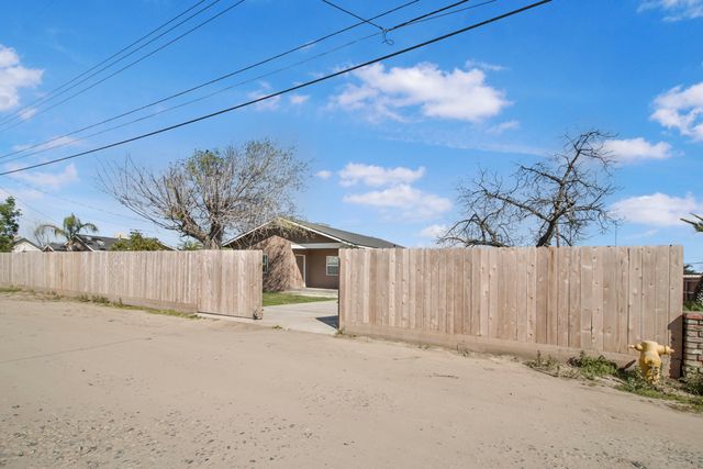 1682 E Foster Drive, Tulare, CA 93274
