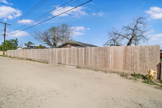 1682 E Foster Drive, Tulare, CA 93274