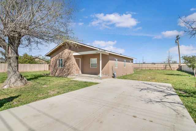 1682 E Foster Drive, Tulare, CA 93274