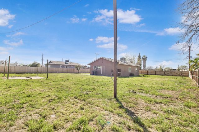 1682 E Foster Drive, Tulare, CA 93274