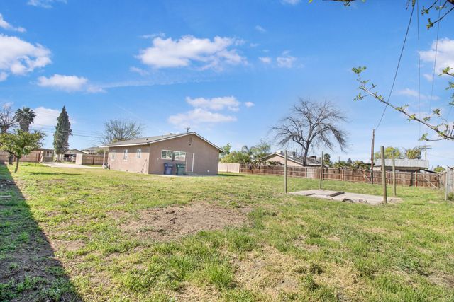 1682 E Foster Drive, Tulare, CA 93274
