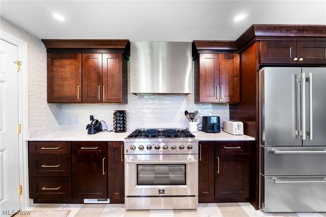 830 Blueberry Hill Drive, Canfield, OH 44406