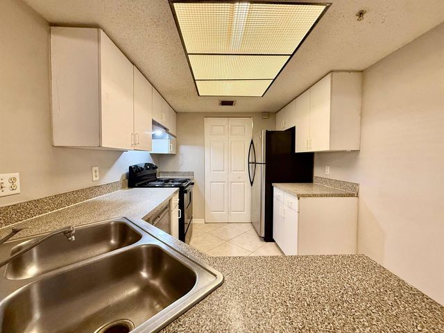 5065 Wiles Road 105, Coconut Creek, FL 33073