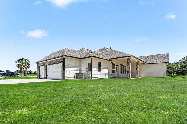 22 Cattle Drive, Bay City, TX 77414