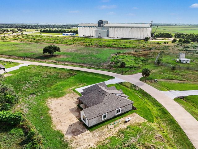 22 Cattle Drive, Bay City, TX 77414