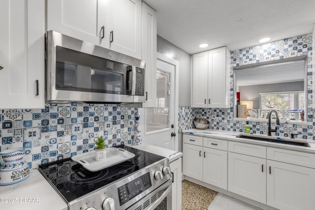 402 Lincoln Avenue, New Smyrna Beach, FL 32169