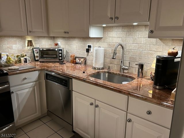 458 Cambridge Dr, Butler Boro, NJ 07405