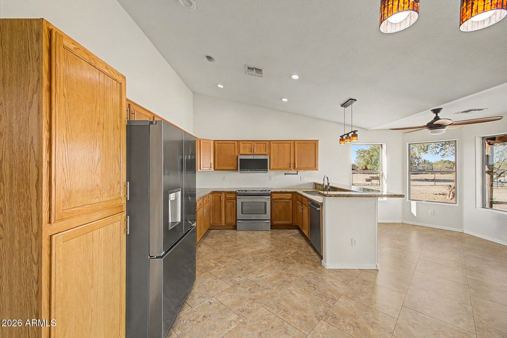 Image 10 of property listing at 33399 N KAREN Lane, San Tan Valley, AZ 85143