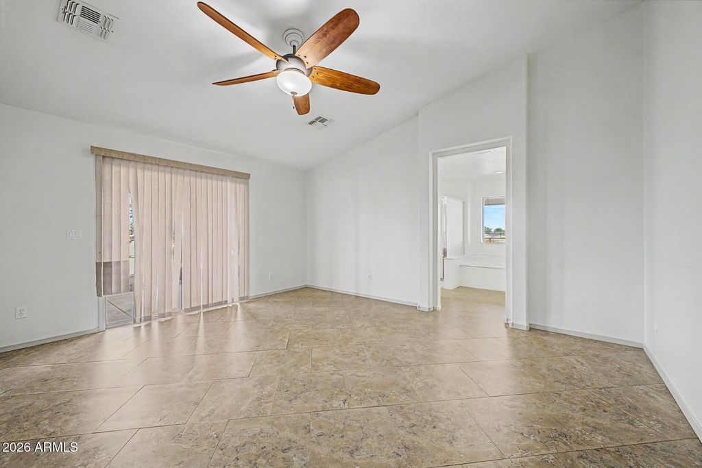 Image 12 of property listing at 33399 N KAREN Lane, San Tan Valley, AZ 85143