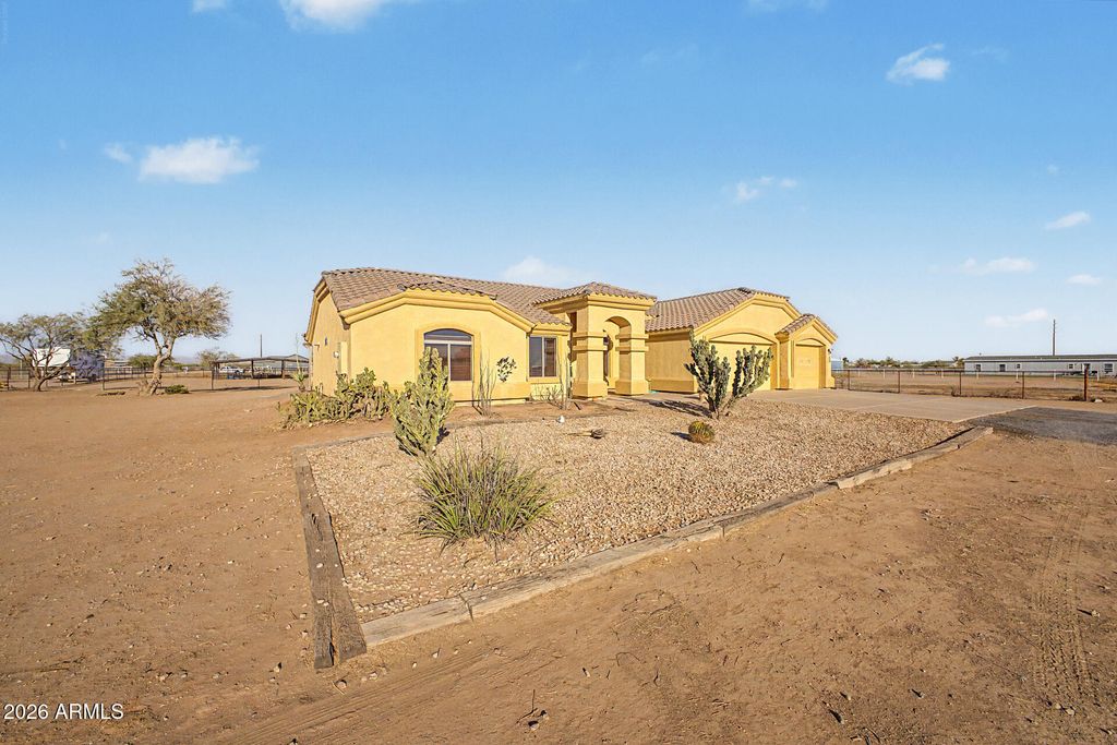 Image 2 of property listing at 33399 N KAREN Lane, San Tan Valley, AZ 85143