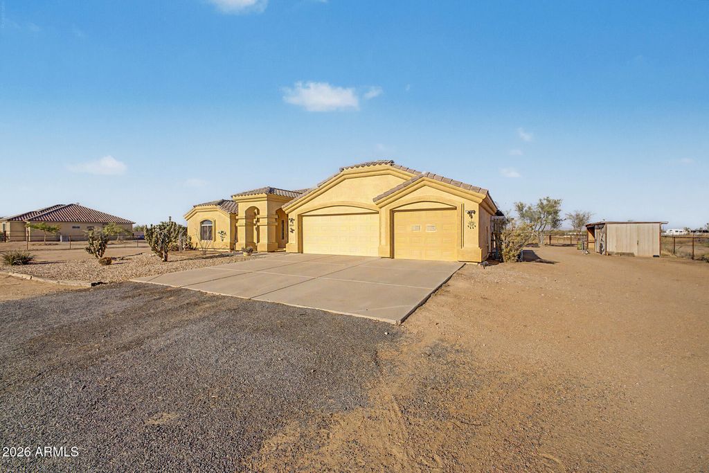Image 3 of property listing at 33399 N KAREN Lane, San Tan Valley, AZ 85143