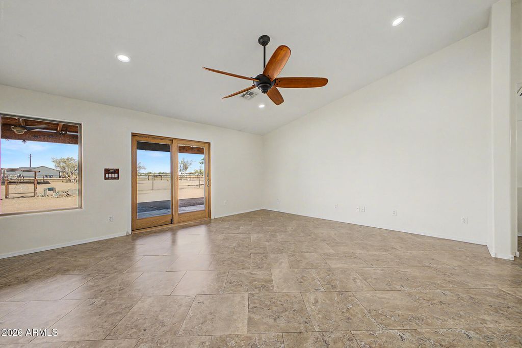Image 4 of property listing at 33399 N KAREN Lane, San Tan Valley, AZ 85143