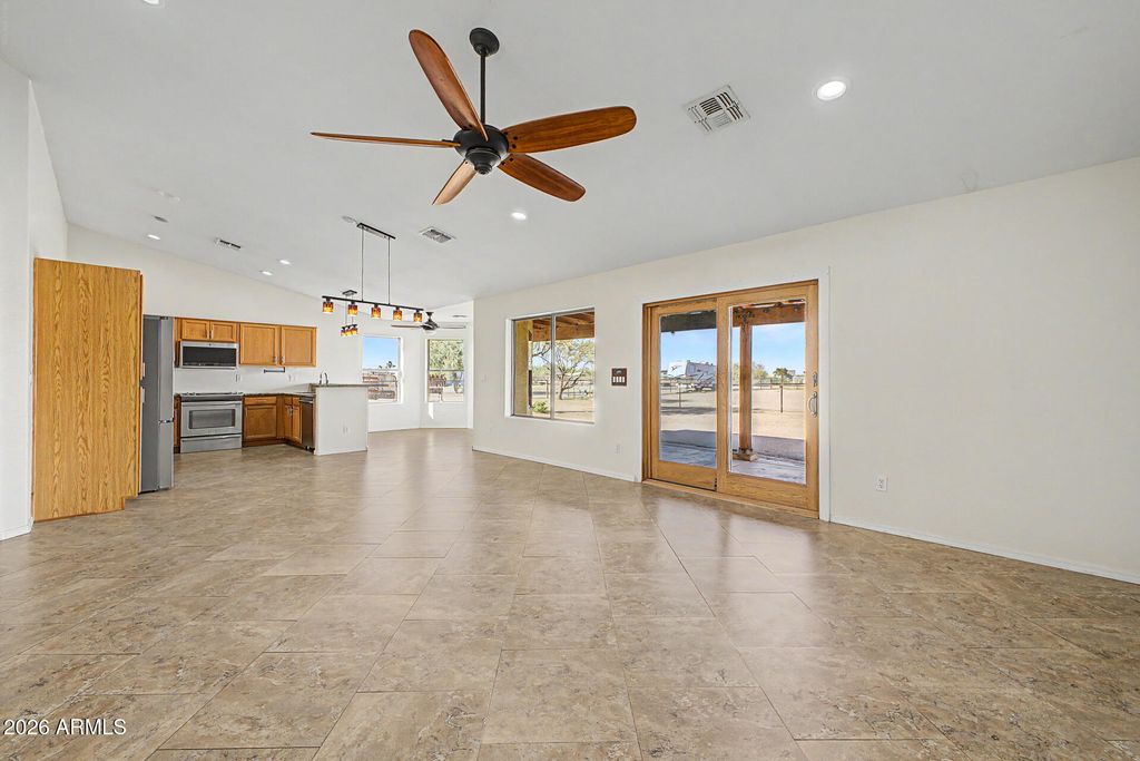 Image 5 of property listing at 33399 N KAREN Lane, San Tan Valley, AZ 85143