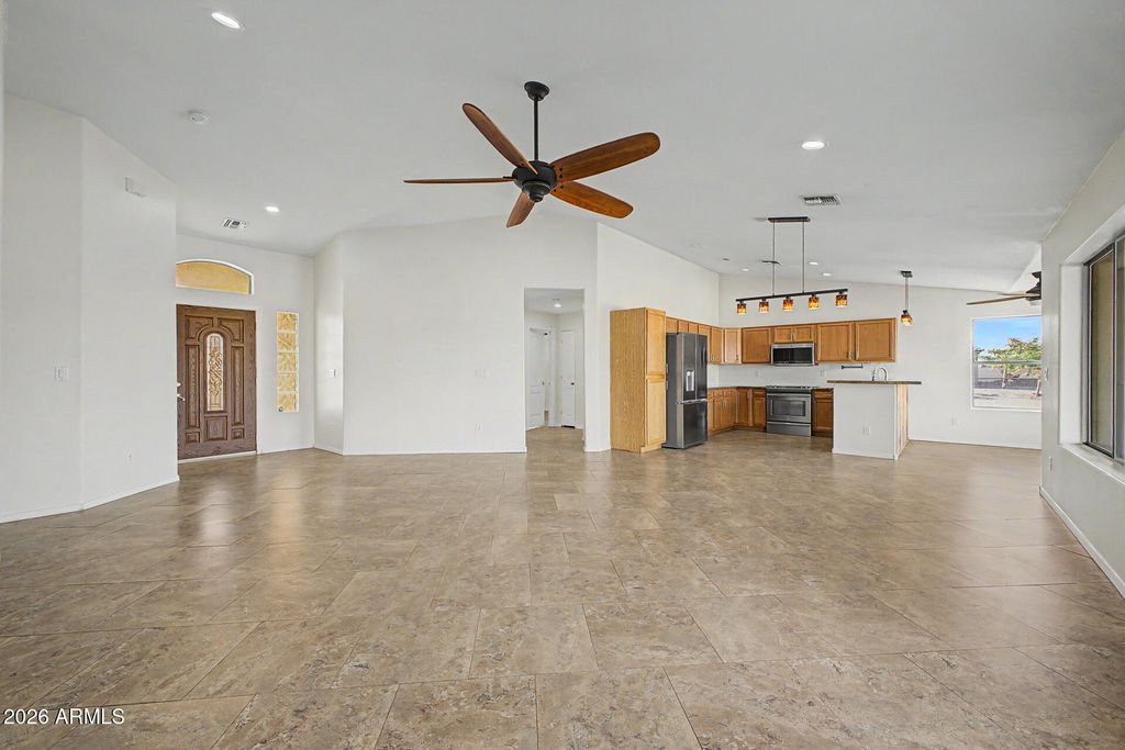Image 6 of property listing at 33399 N KAREN Lane, San Tan Valley, AZ 85143