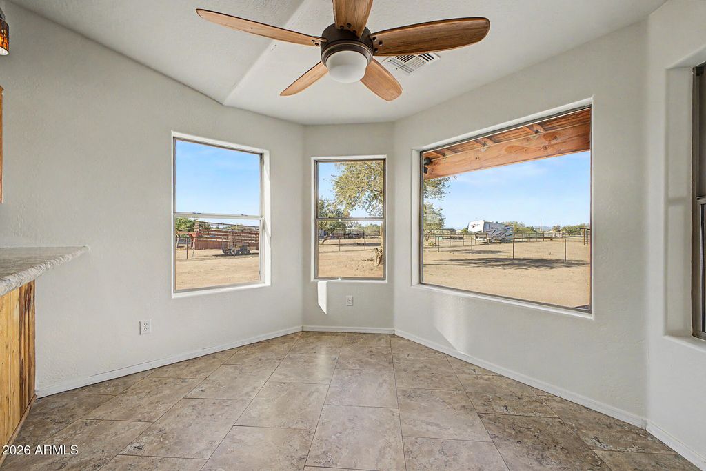 Image 7 of property listing at 33399 N KAREN Lane, San Tan Valley, AZ 85143