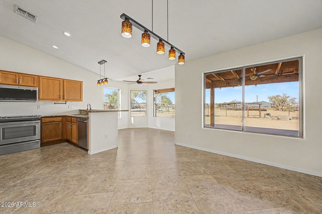 Image 8 of property listing at 33399 N KAREN Lane, San Tan Valley, AZ 85143