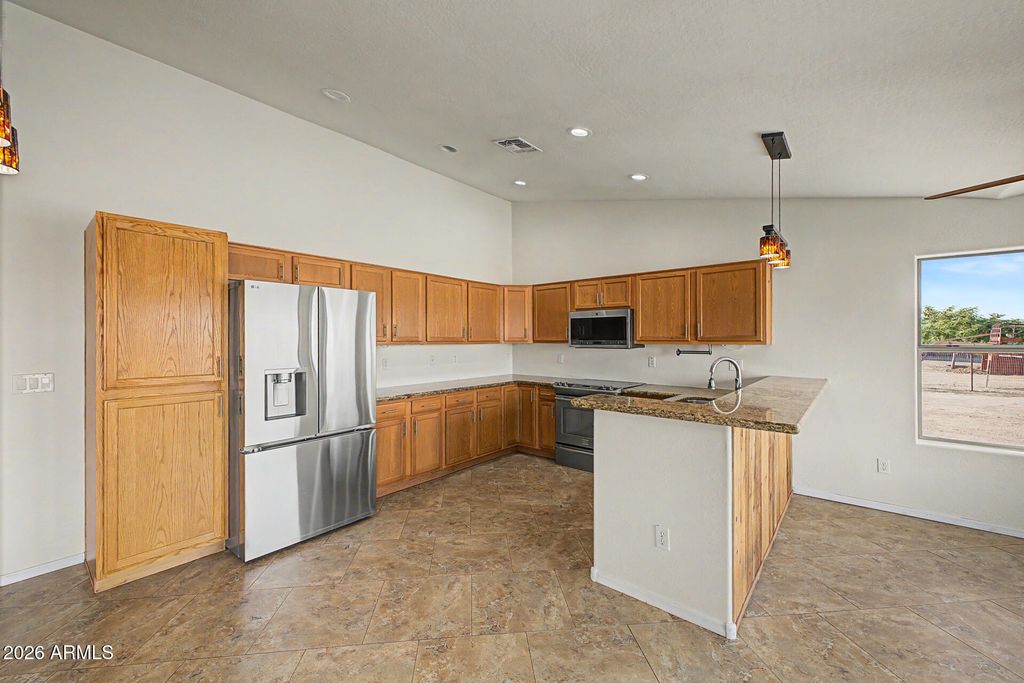 Image 9 of property listing at 33399 N KAREN Lane, San Tan Valley, AZ 85143