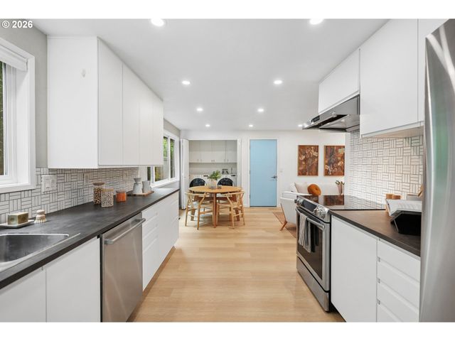 17500 HILL Way, Lake Oswego, OR 97035