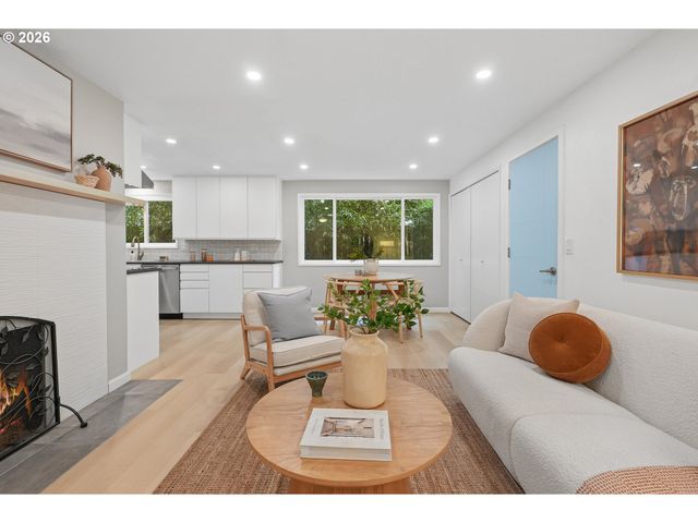 17500 HILL Way, Lake Oswego, OR 97035