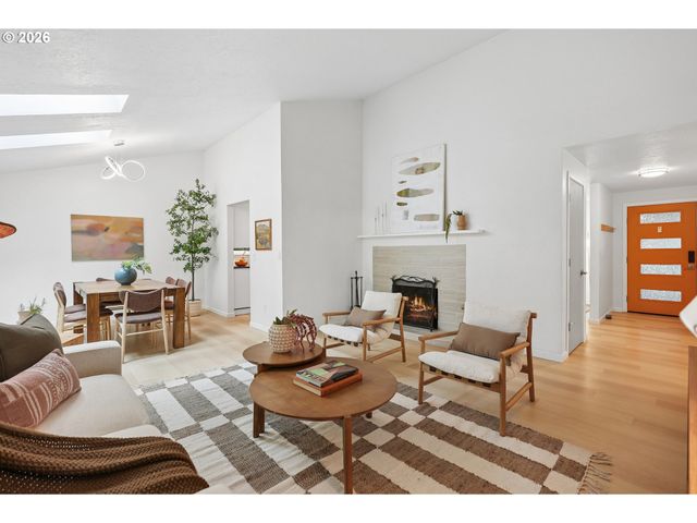 17500 HILL Way, Lake Oswego, OR 97035