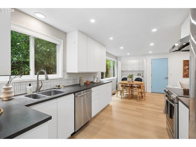 17500 HILL Way, Lake Oswego, OR 97035