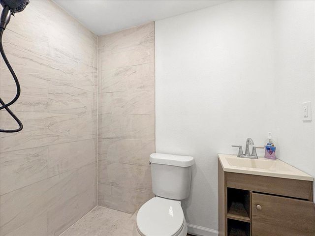 4801 Woodcastle Drive, Chandler, TX 75758