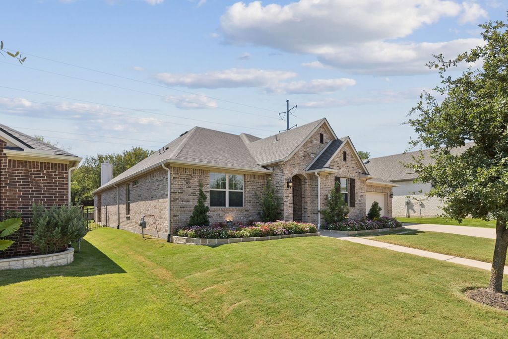 2829 Sandstone Drive, Hurst, TX 76054