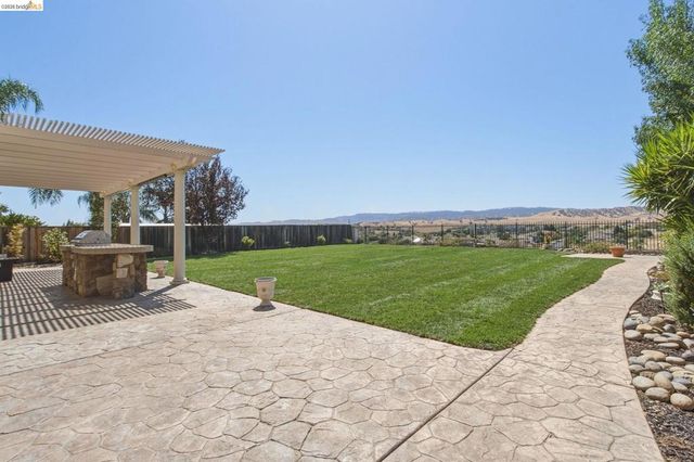 171 E Country Club Dr, Brentwood, CA 94513