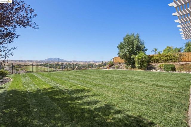 171 E Country Club Dr, Brentwood, CA 94513