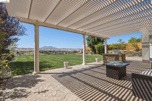 171 E Country Club Dr, Brentwood, CA 94513