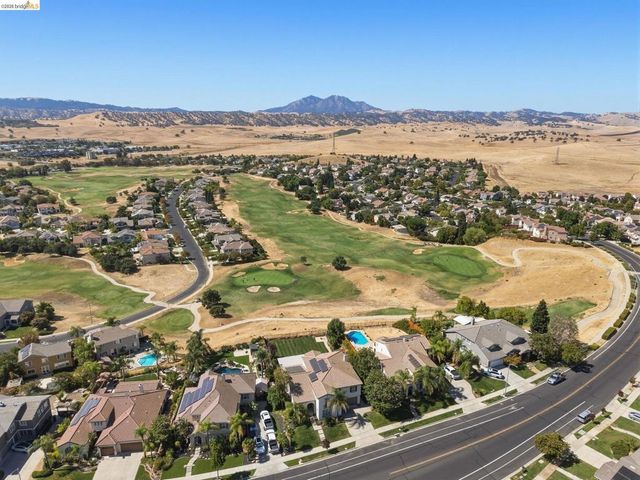 171 E Country Club Dr, Brentwood, CA 94513