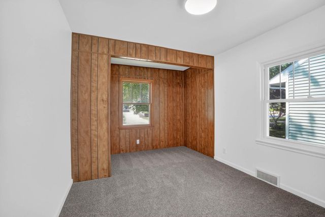 1115 W 10TH Street, Cedar Falls, IA 50613